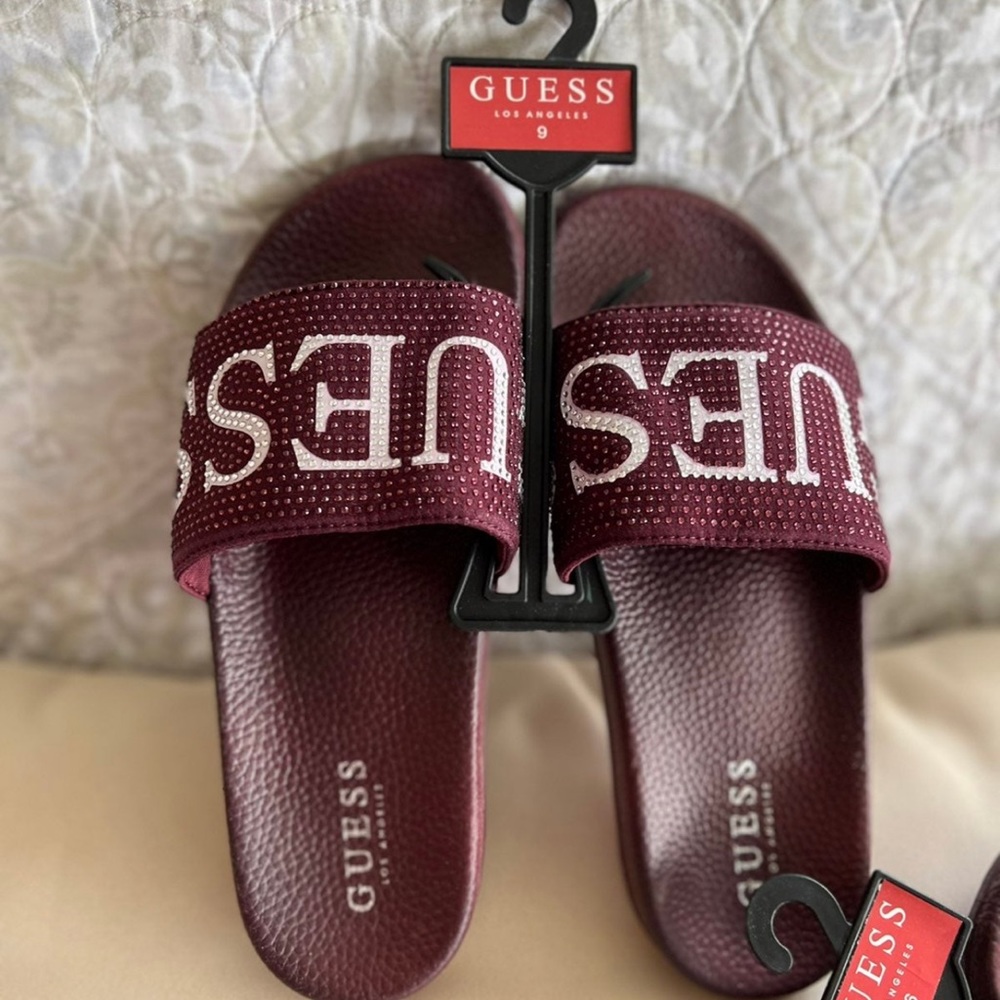 NWT GUESS Slides sandals for woman , color burgundy, available in size 9